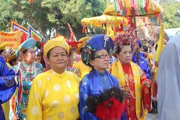 Trong lễ hội có nhiều nghi lễ như: lễ thay y, lễ cầu quốc thái dân an, lễ cầu siêu thả đăng, lễ dâng hương cúng mẫu