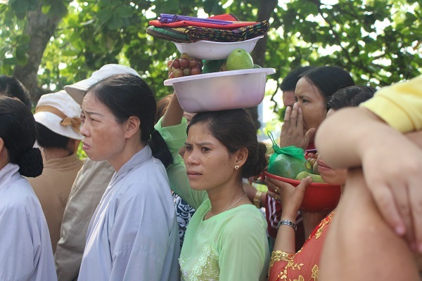 Những phụ nữ Chăm dù nghèo khó nhưng vẫn mang những gì có thể để về hành hương Mẹ Xứ Sở...