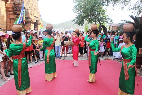 Thiếu nữ Chăm với các điệu múa uyển chuyển, trong đó có cả điệu múa Apsara... đã làm say lòng du khách