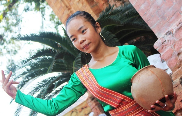 Các thiếu nữ Chăm thường biểu diễn múa hát truyền thống vào các dịp lễ lớn trong năm. Không ít du khách cảm thấy thích thú khi tận mắt xem các thiếu nữ Chăm múa, hát bên tháp cổ