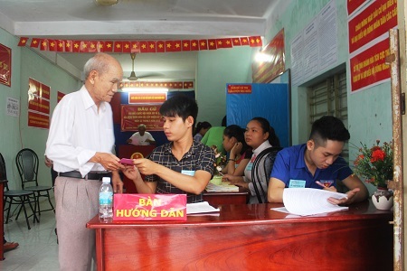 Cử tri ở phường Vĩnh Thọ (TP Nha Trang) đi bầu cử sớm, sáng 22/5 (Ảnh: Viết Hảo)