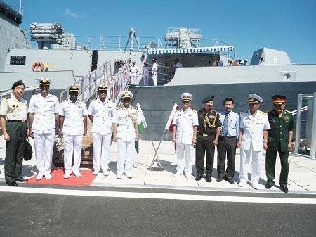 Hai chiến hạm Ấn Độ cùng thủy đoàn hơn 600 người thăm Cam Ranh - 8