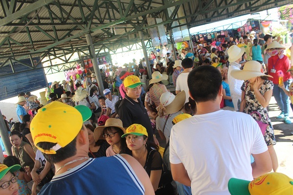 Hàng ngàn du khách đổ về khiến bến tàu du lịch Nha Trang "quá tải" - 1