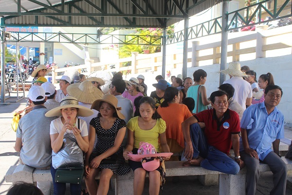 Hàng ngàn du khách đổ về khiến bến tàu du lịch Nha Trang "quá tải" - 2