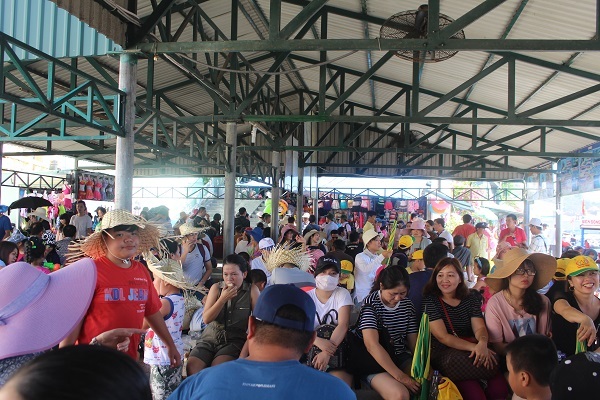 Nhà khách bến tàu du lịch Nha Trang gần như quá tải do khách đông đột biến, sáng ngày 15/6