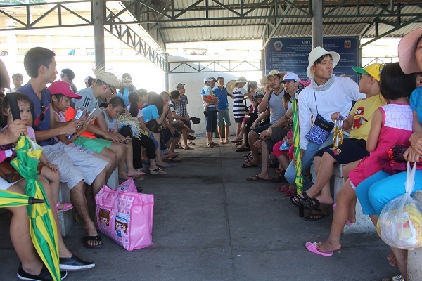 Hàng ngàn du khách đổ về khiến bến tàu du lịch Nha Trang "quá tải" - 4