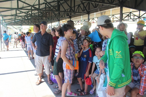 Hàng ngàn du khách đổ về khiến bến tàu du lịch Nha Trang "quá tải" - 5