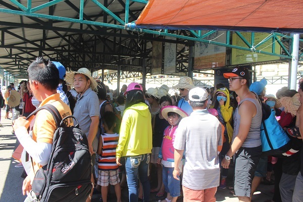 Sáng 15/6, hàng ngàn du khách đến bến tàu du lịch Cầu Đá (TP Nha Trang) để tham quan Vịnh Nha Trang