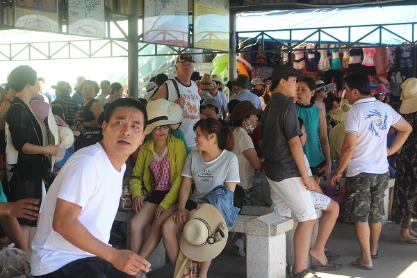 Khách đến Nha Trang “dồn dập”, các điểm du lịch bội thu - 1