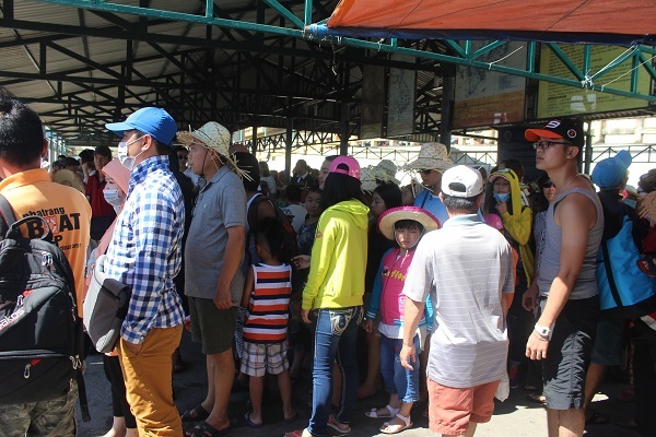 Nhà hành khách bến tàu du lịch Nha Trang gần như quá tải khi khách đến quá đông - Ảnh: Viết Hảo