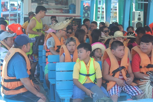 Các em nhỏ là hành khách rất được quan tâm khi lên tàu du lịch đường biển - Ảnh: Viết Hảo