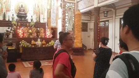 “Người Trung Quốc thuyết minh xuyên tạc về Việt Nam…” - 2 Người Trung Quốc (áo đỏ) thuyết minh trong Chánh điện Chùa Long Sơn, TP Nha Trang, trưa 29/6