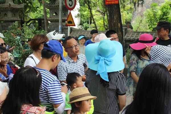 Một HDV người Trung Quốc thuyết minh trái phép ở chùa Long Sơn, TP Nha Trang - Ảnh: Viết Hảo