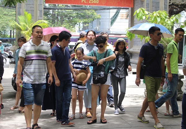 Khách Trung Quốc tham quan chùa Long Sơn, TP Nha Trang, Khánh Hòa - Ảnh: Viết Hảo