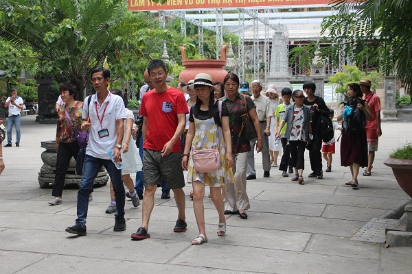 Một đoàn khách Trung Quốc có HDV người Việt đeo thẻ hướng dẫn tham quan ở TP Nha Trang, Khánh Hòa
