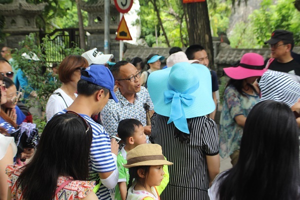 
Một người Trung Quốc (đeo kính) không biết có hiểu gì về văn hóa, lịch sử Việt Nam không nhưng đang thao thao giới thiệu cho đoàn khách Trung Quốc ở chùa Long Sơn, TP Nha Trang, lúc 11h25, ngày 5/7 - Ảnh: Viết Hảo
