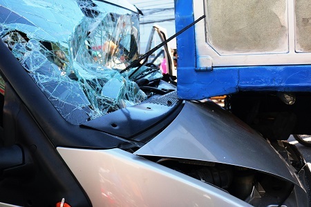 Tài xế xe khách mắc kẹt trong cabin sau cú đâm trực diện