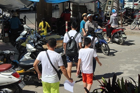 Một số khách Trung Quốc ra về sau khi thăm khám ở bệnh viện Đa khoa Khánh Hòa, chiều 21/7 - Ảnh: Viết Hảo