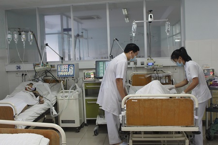 
Các bác sĩ Bệnh viện Đa khoa tỉnh Khánh Hòa đang cấp cứu cho 2 trong số 3 nạn nhân ngạt khí
