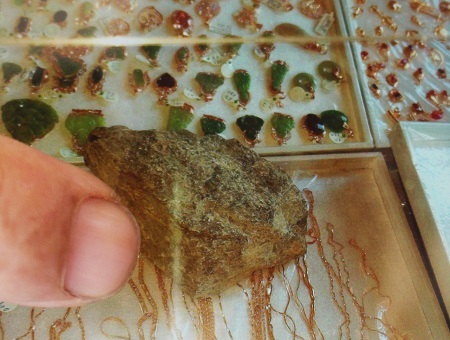 Cục đá kẻ cướp dùng để ra tay kẹt lại trong tủ vàng Kim Phương