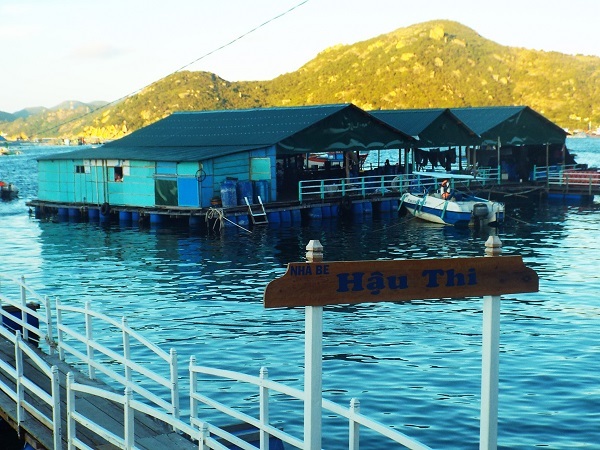Một nhà hàng bè nổi ở Vịnh Cam Ranh, Khánh Hòa - Ảnh: Viết Hảo
