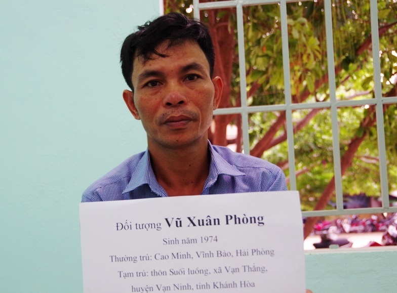 Biên phòng Khánh Hòa bắt vụ mua bán ma túy, thu hơn 1.000 tép heroin - 1 Một trong 2 đối tượng mua bán ma túy bị biên phòng Khánh Hòa bắt giữ - Ảnh: B.P.