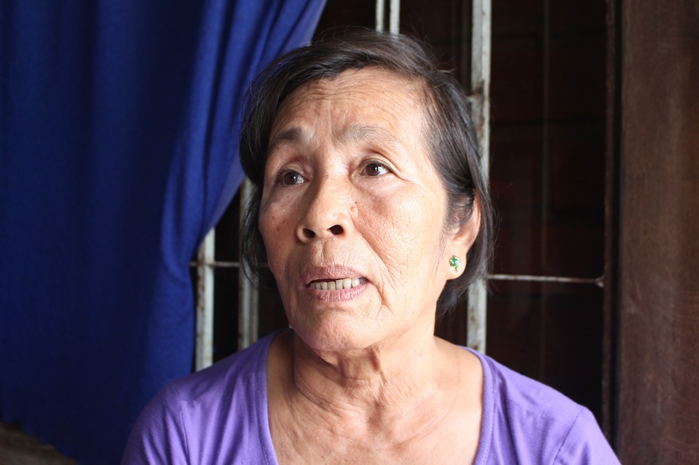 Bà Lùn bức xúc sau khi mồ mả tổ tiên bị tự ý đào bới - Ảnh: Viết Hảo