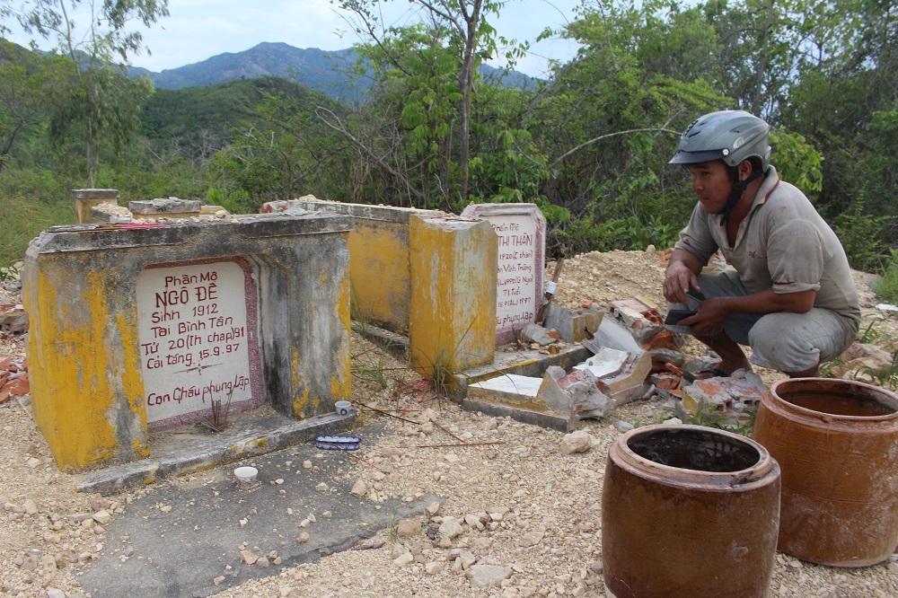 Người dân đau lòng bì các phần mộ bị vỡ nát, ngổn ngang - Ảnh: Viết Hảo