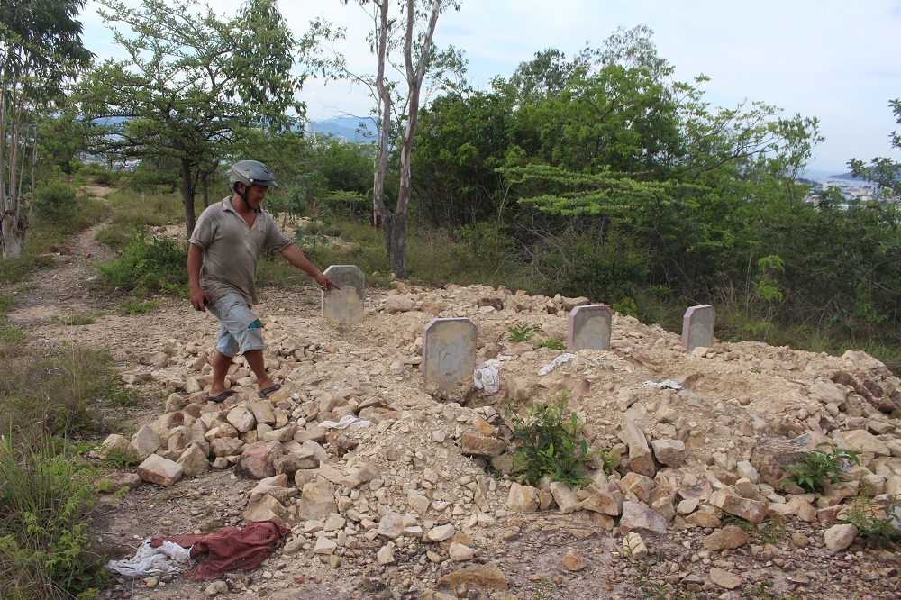 
Khu vực mồ mả ở đồi Thanh Trúc (xã Phước Đồng, TP Nha Trang) bị đào bới (Ảnh: Viết Hảo)
