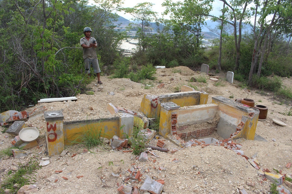 
Người dân xót xa, giận dữ khi mồ mả người thân bị đập phá, di dời (Ảnh: Viết Hảo)
