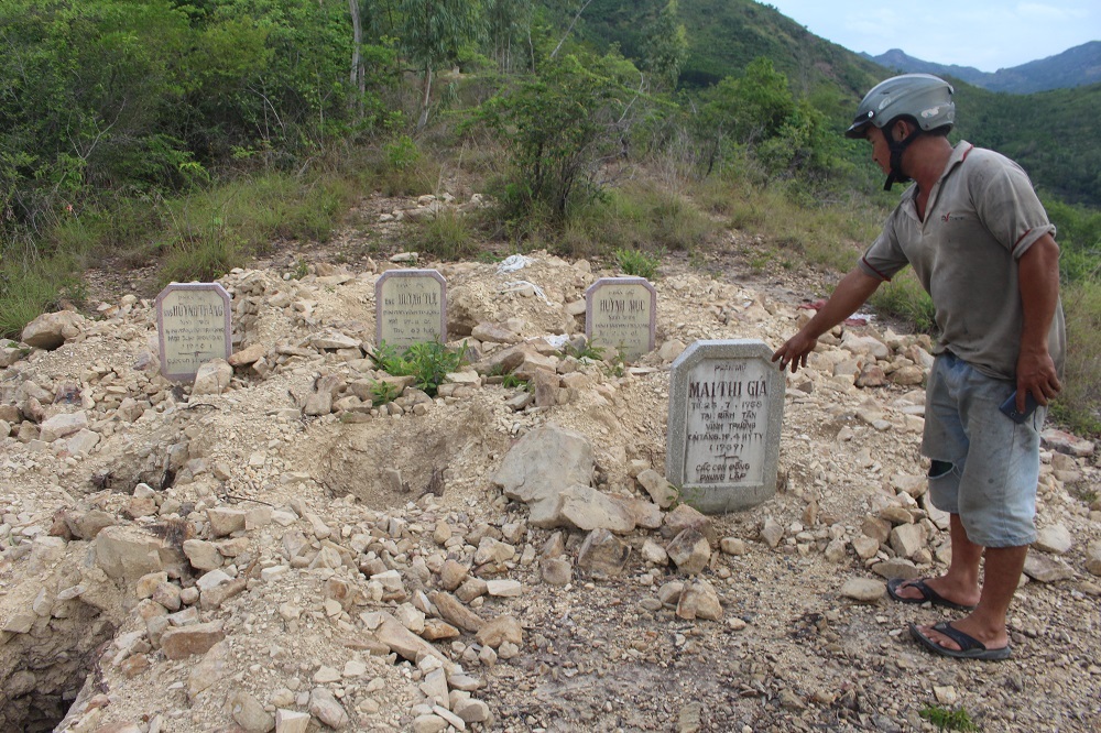 Các ngôi mộ bị đào bới khiến người dân đau lòng - Ảnh: Viết Hảo