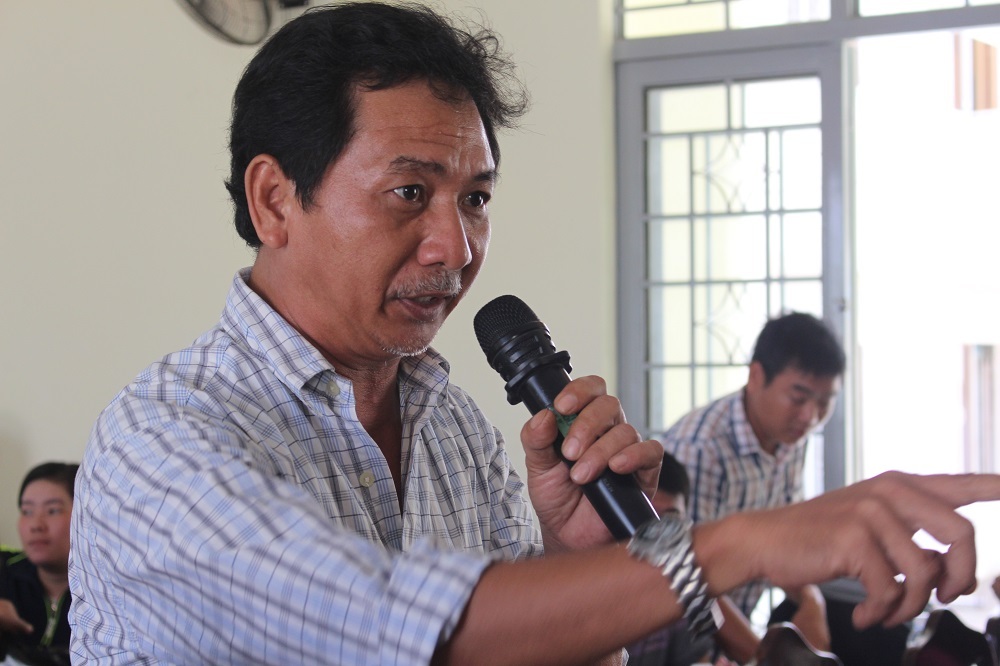 Ông Huỳnh Hữu Hùng bày tỏ sự giận dữ về việc mồ mả tổ tiên bị đào bới - Ảnh: Viết Hảo