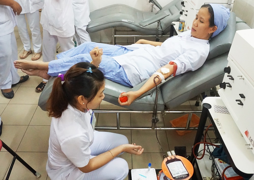 Một trong 4 nhân viên của bệnh viện Đa khoa Khánh Hòa hiến máu cứu sản phụ bị băng huyết, mất hơn 2 lít máu