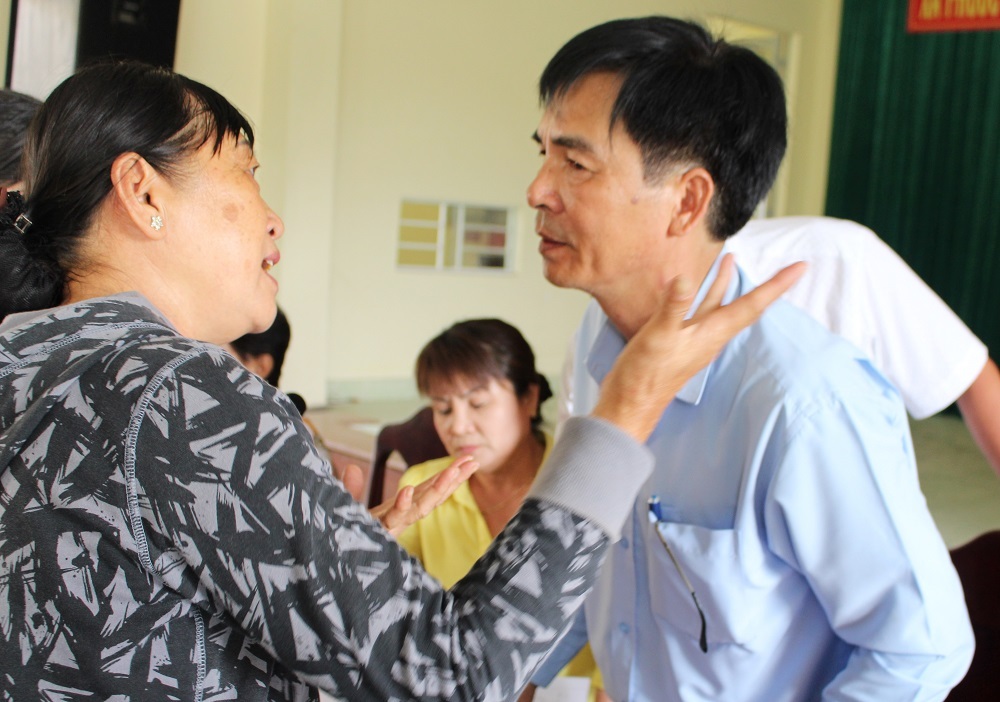Chủ tịch xã Phước Đồng (TP Nha Trang)- ông Nguyễn Văn Hưởng đối thoại, giải đáp thắc mắc của người dân, chiều 10/8