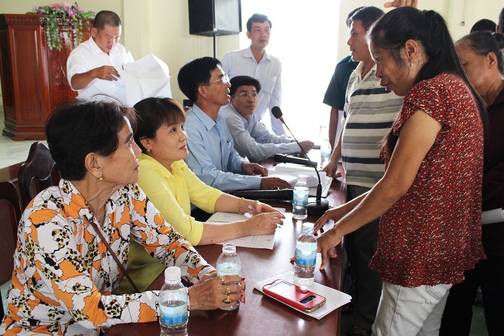 Người dân có mộ bị di dời chất vấn đại diện chủ đầu tư dự án Khu biệt thự sinh thái vườn đồi Thanh Trúc (xã Phước Đồng, TP Nha Trang), chiều 10/8