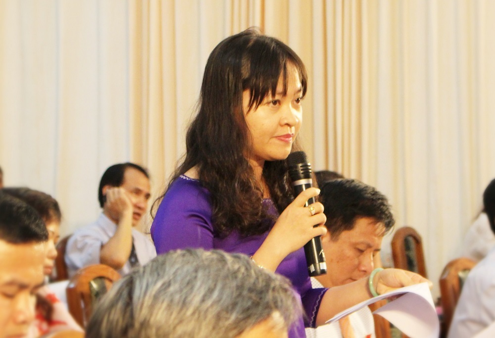 Đại biểu Nguyễn Thị Hoàng Diệp truy Giám đốc Sở Du lịch Khánh Hòa vụ HDV Trung Quốc thuyết minh chui - Ảnh: Viết Hảo