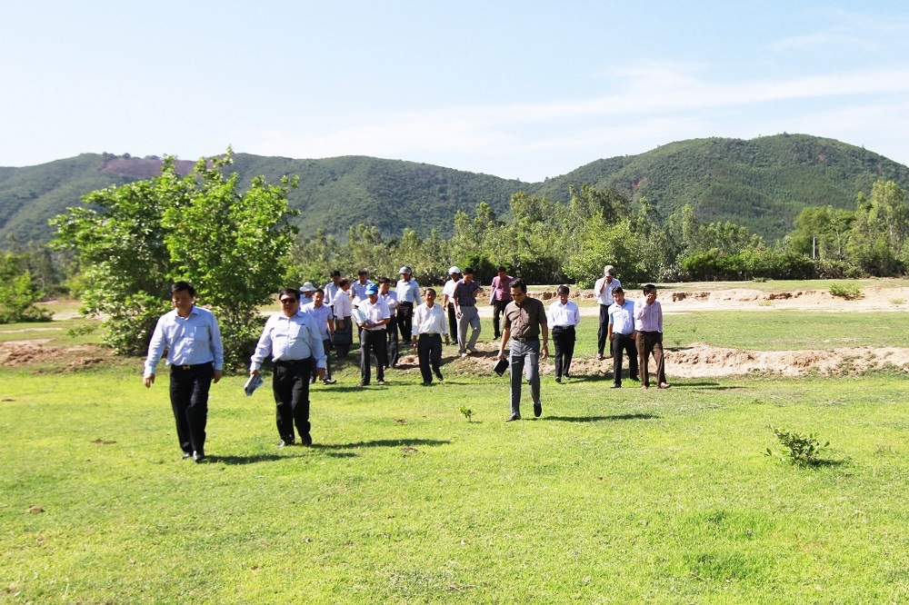 Bất ngờ “đổ xô” đầu tư nhà máy điện mặt trời ở Cam Ranh - 1 Đoàn công tác của tỉnh Khánh Hòa thị sát ở khu vực làm nhà máy điện mặt trời ở TP Cam Ranh