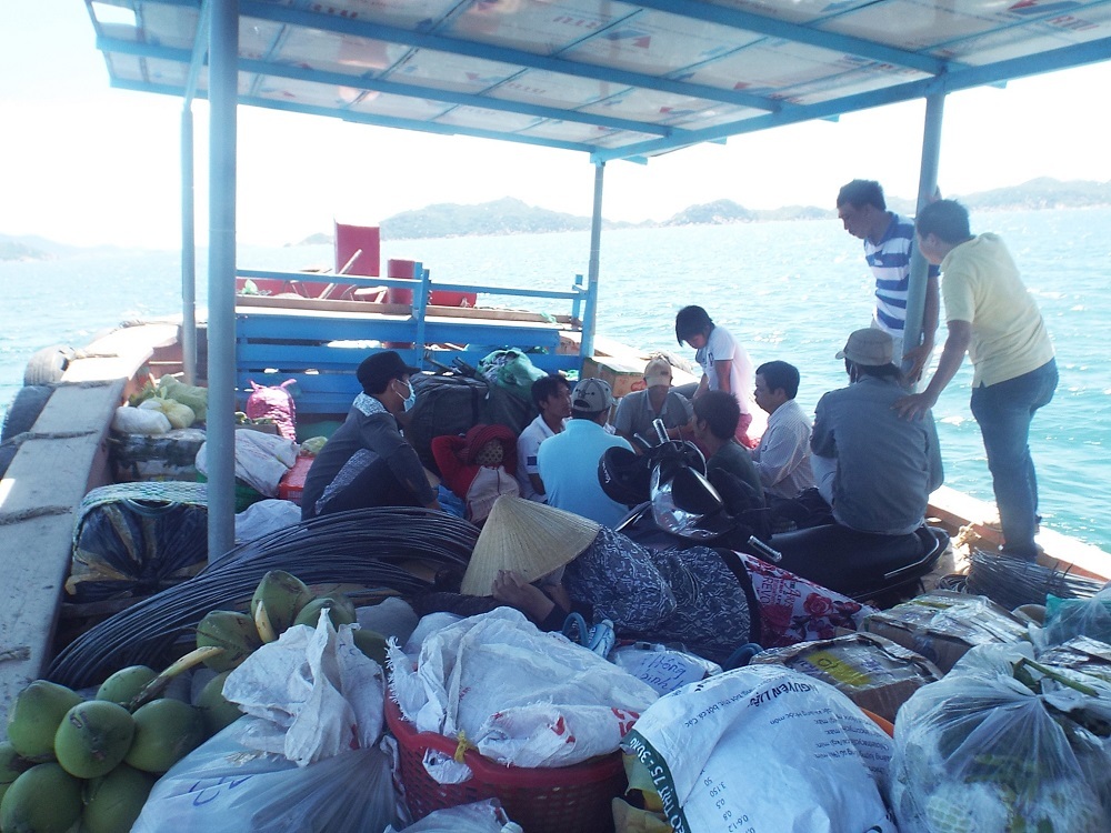 Đò đưa khách sang đảo Bình Ba, TP Cam Ranh, Khánh Hòa