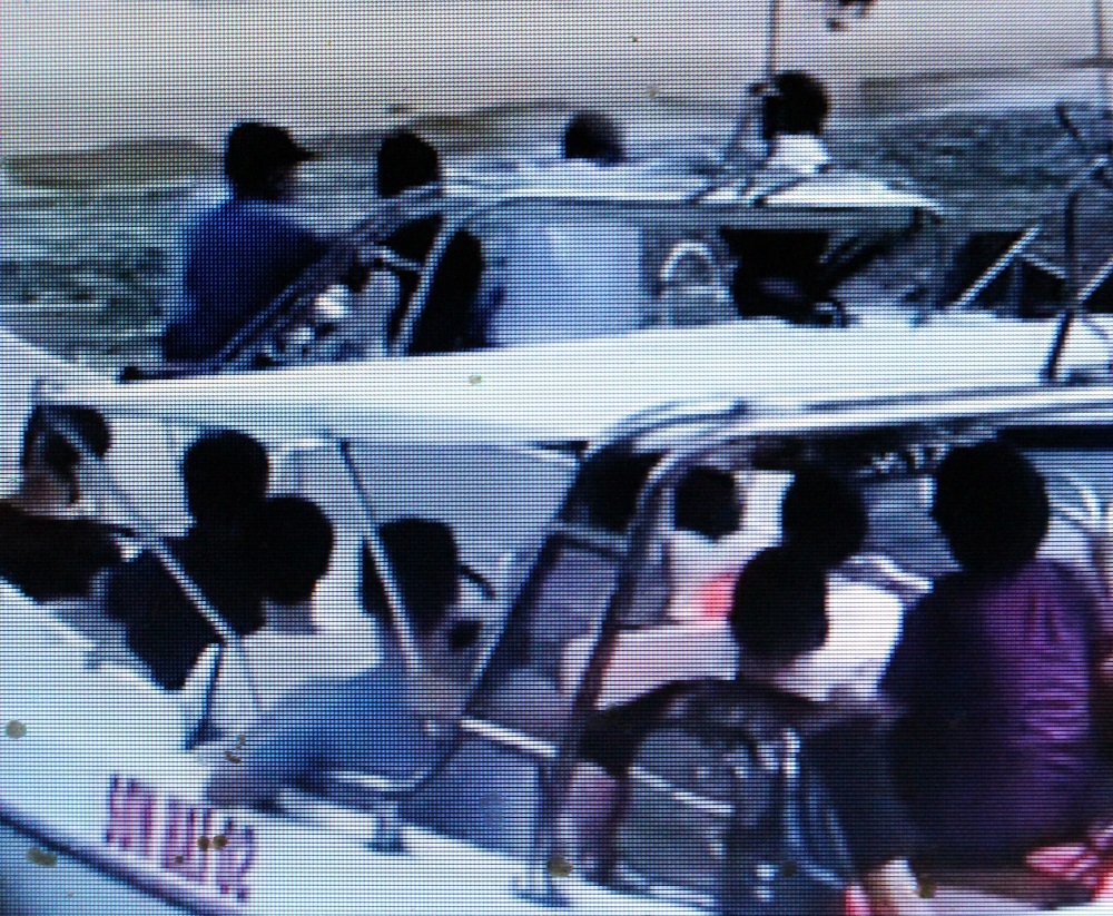 Hiện trường vụ việc tài công ca nô du lịch ẩu đả trên Vịnh Nha Trang trước mặt khách Trung Quốc (Ảnh cắt từ Clip)