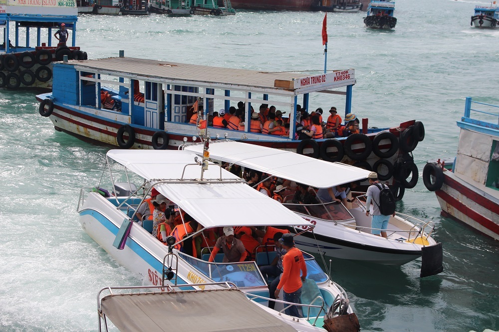 Tàu ca nô chở khách tham quan Vịnh Nha Trang xuất bến