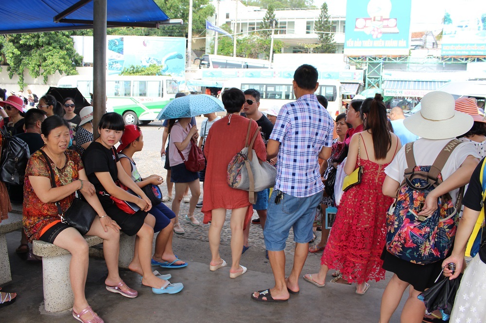 Du khách chờ ca nô ở bến tàu du lịch Cầu Đá, TP Nha Trang