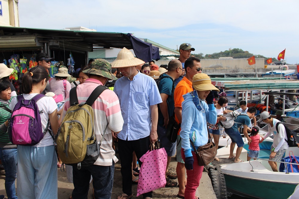 Thời điểm từ 8h đến 10h cùng ngày, hàng ngàn du khách đổ về bến để mua vé tham quan các đảo trên Vịnh Nha Trang. Đây là tour du lịch biển truyền thống ở phố biển