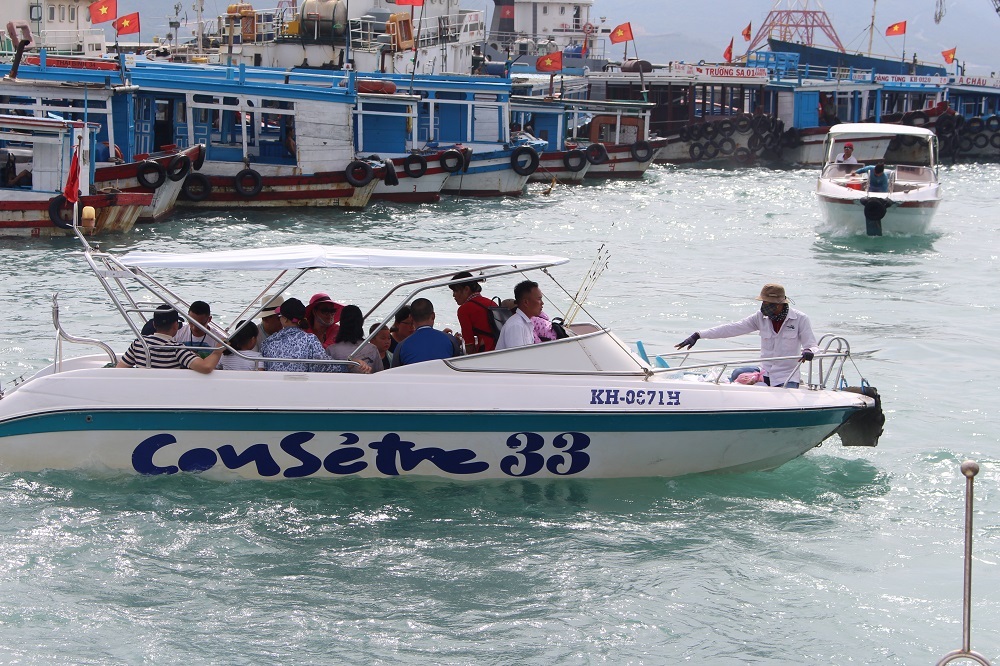 Ca nô đã xuất bến nhưng chưa thấy du khách có áo phao?