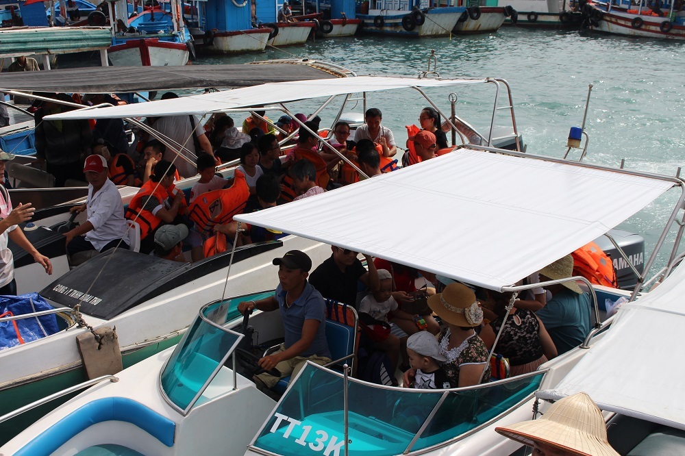 Trao đổi với PV Dân trí, ông Huỳnh Bình Thái, Trưởng ban quản lý Vịnh Nha Trang, cho biết, từ ngày 22/8 đến chiều 25/8, bến tàu du lịch Cầu Đá đón hơn 14.500 lượt du khách tham quan Vịnh Nha Trang. Như vậy, bình quân những ngày gần đây, có từ 3.000-4.000 lượt khách/ngày