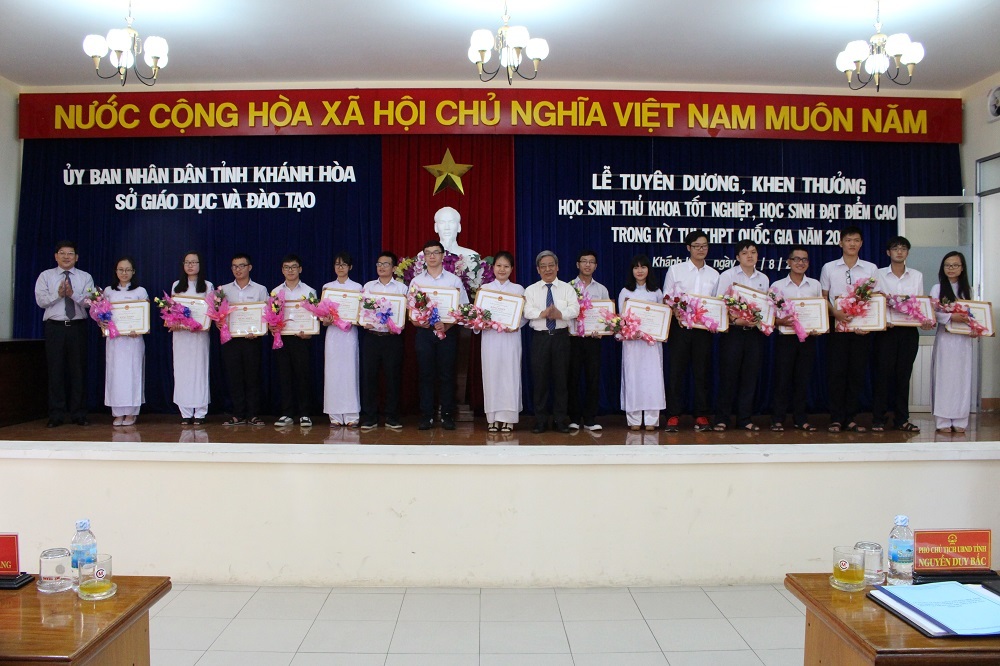 Nhóm học sinh đạt trên 25 điểm tốt nghiệp THPT quốc gia