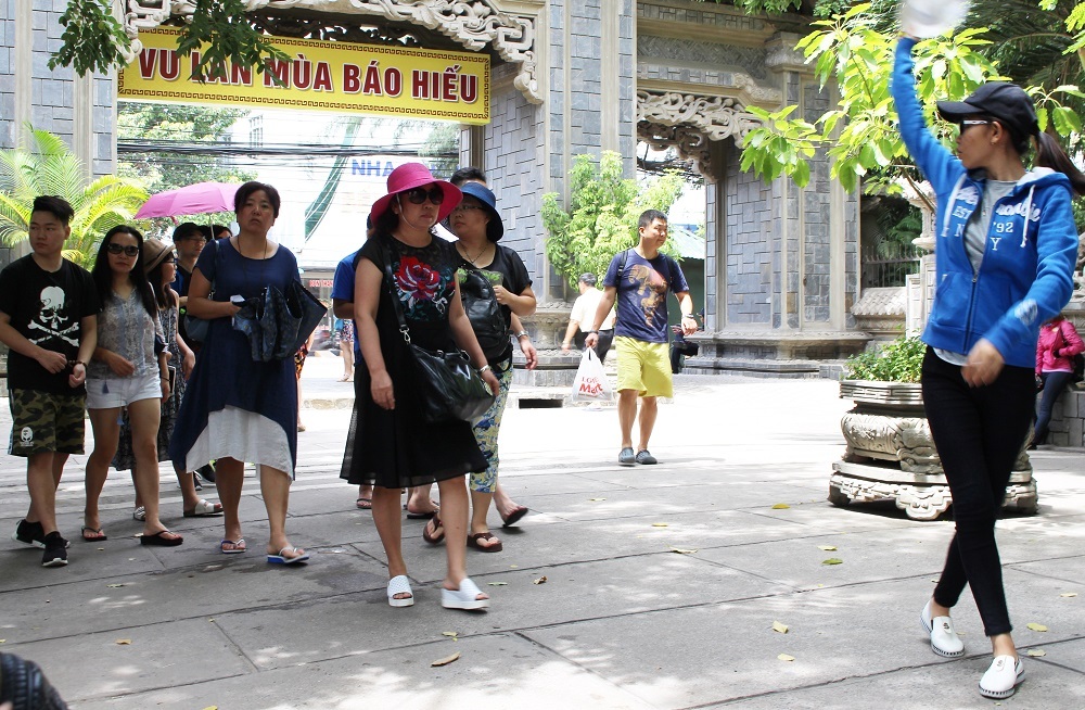 Du khách Trung Quốc tham quan chùa Long Sơn (TP Nha Trang) vào cuối tháng 8