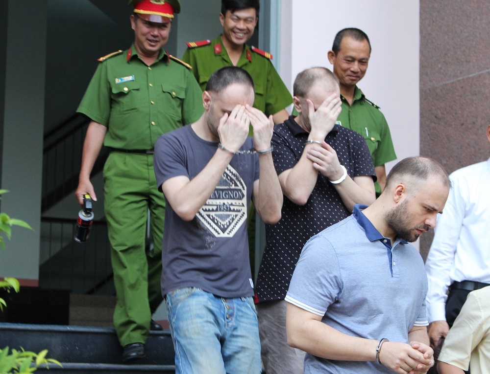 Các bị cáo bị dẫn giải sau khi tòa kết án
