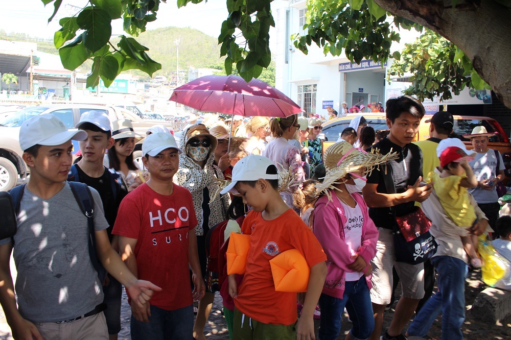 Dù hơn 10h nhưng lượng khách đổ về đây vẫn chưa có dấu hiệu dừng lại