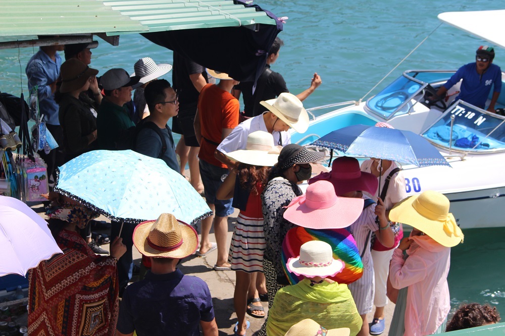 Lúc gần 10h ngày 2/9, bến tàu du lịch Cầu Đá vẫn đông nghẹt du khách