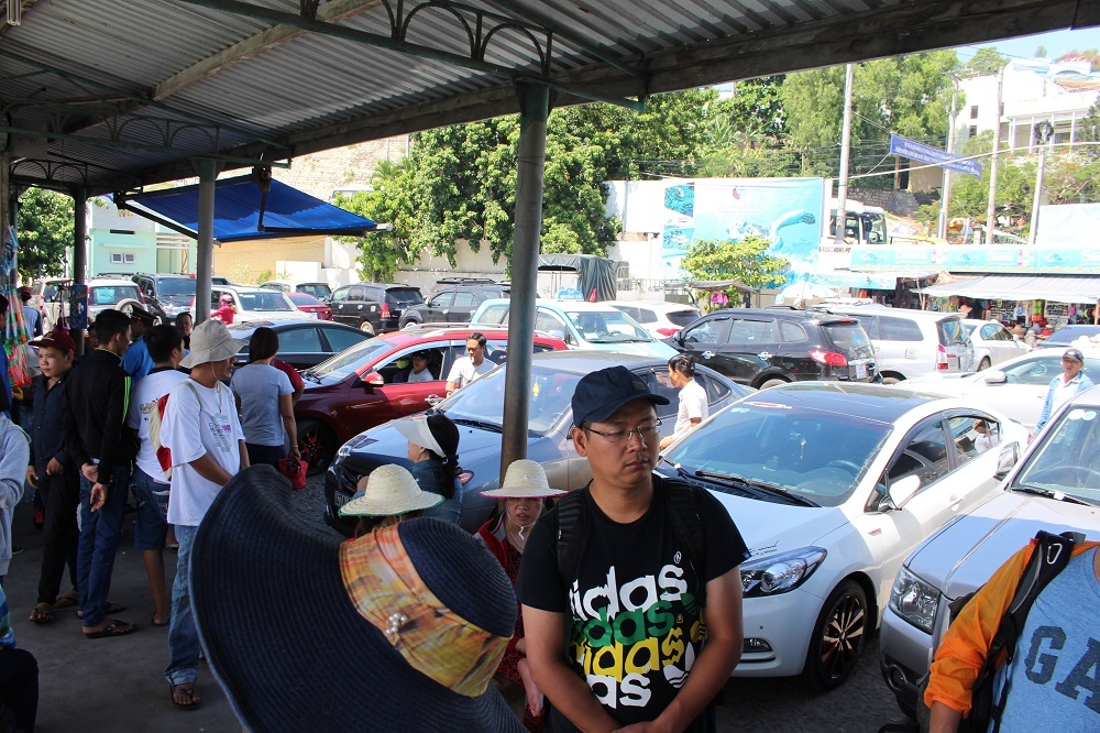 Đúng như dự báo, năm nay khách lẻ về Nha Trang nhiều hơn khách đoàn nên bến xe ở bến tàu du lịch quá tải